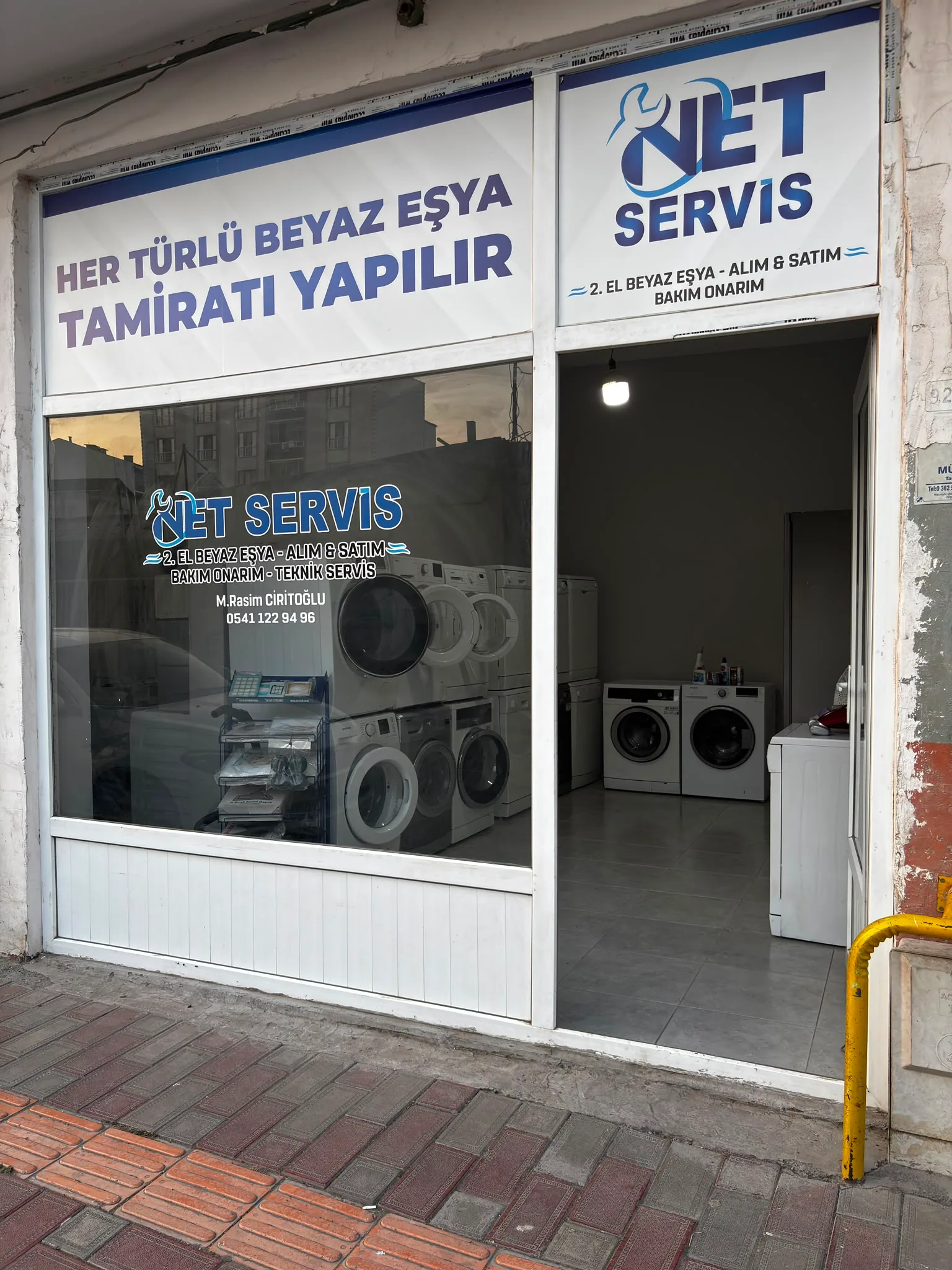 Net Servis mağaza cephesinin yakın görünümü